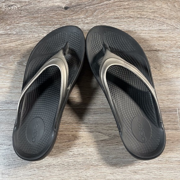 Oofos Women's Ooriginal Slippers Sandals Recovery Flip Flops 9	Blk/Metallic Gray - Picture 8 of 8